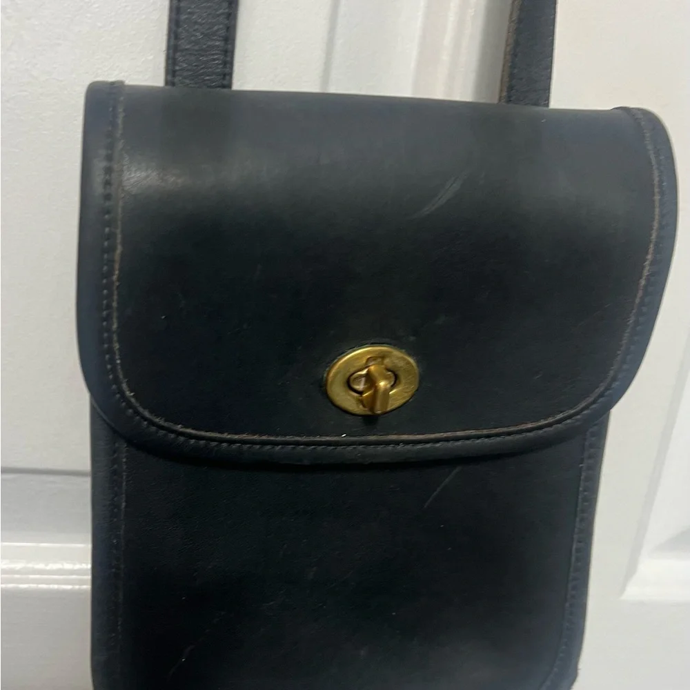 Vintage Coach Black Leather Crossbody with Gold Turnlock - Picture 2 of 9